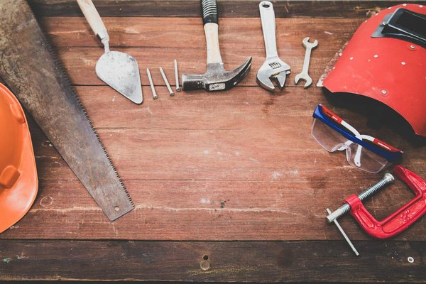 Comment aménager un atelier de bricolage dans un garage réduit ?