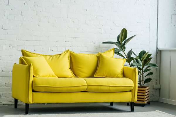 Comment intégrer un canapé jaune dans votre salon : conseils et astuces